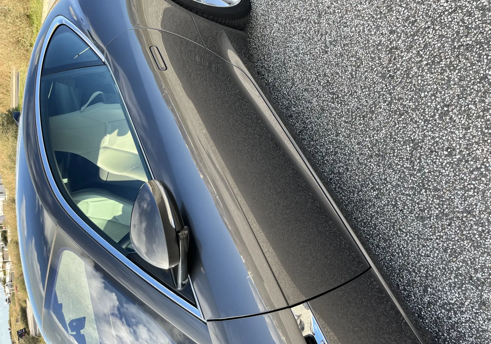 Vue latérale côté droit de la Jaguar F-TYPE II Coupé 2.0T 2018 en gris Corris avec jantes 19 pouces et intérieur clair visible.