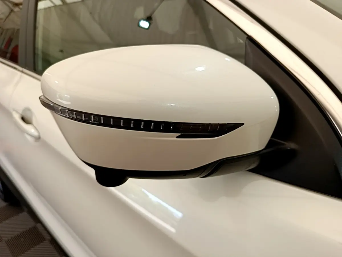 Rétroviseur droit blanc du Nissan Qashqai 1.3 DIG-T 140 Tekna 2019 avec clignotant intégré, vue rapprochée.