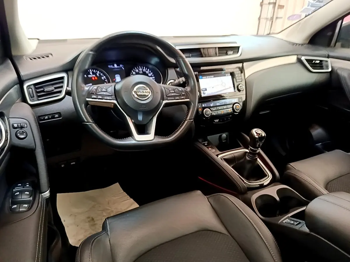 Intérieur noir du Nissan Qashqai 1.3 DIG-T 140 Tekna 2019, vue du poste de conduite avec volant cuir et écran tactile central.