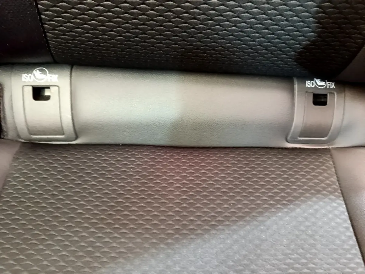 Détail de la banquette arrière noire avec fixations ISOFIX du Nissan Qashqai 2019, version Tekna.