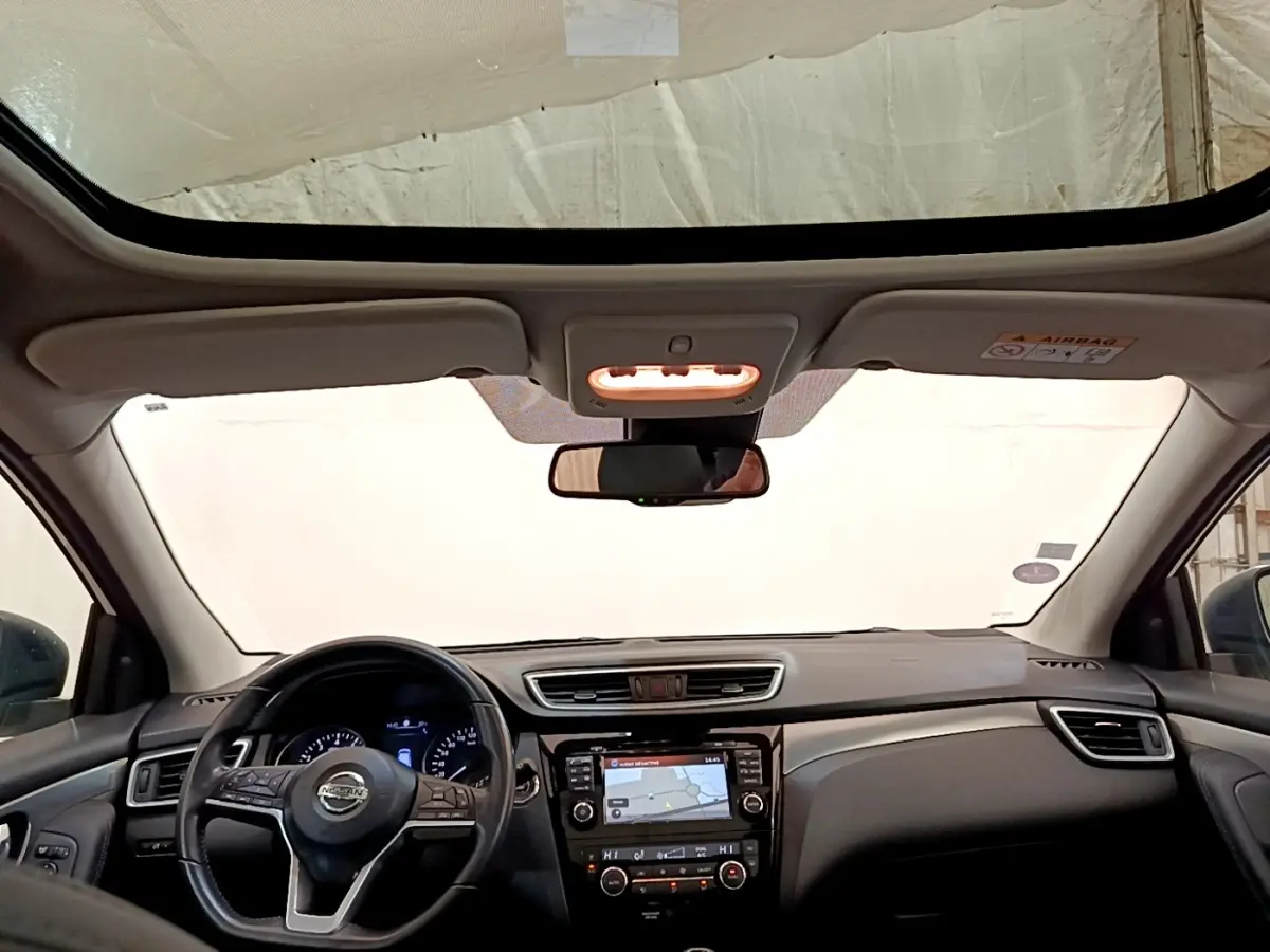 Vue intérieure avant du Nissan Qashqai 1.3 DIG-T 140 Tekna 2019, tableau de bord avec écran tactile et toit ouvrant panoramique.