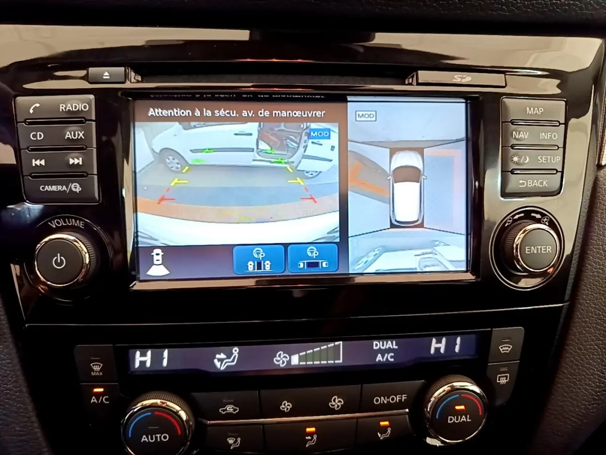 Écran tactile central du Nissan Qashqai blanc 2019 montrant caméra 360° et commandes climatisation double zone.