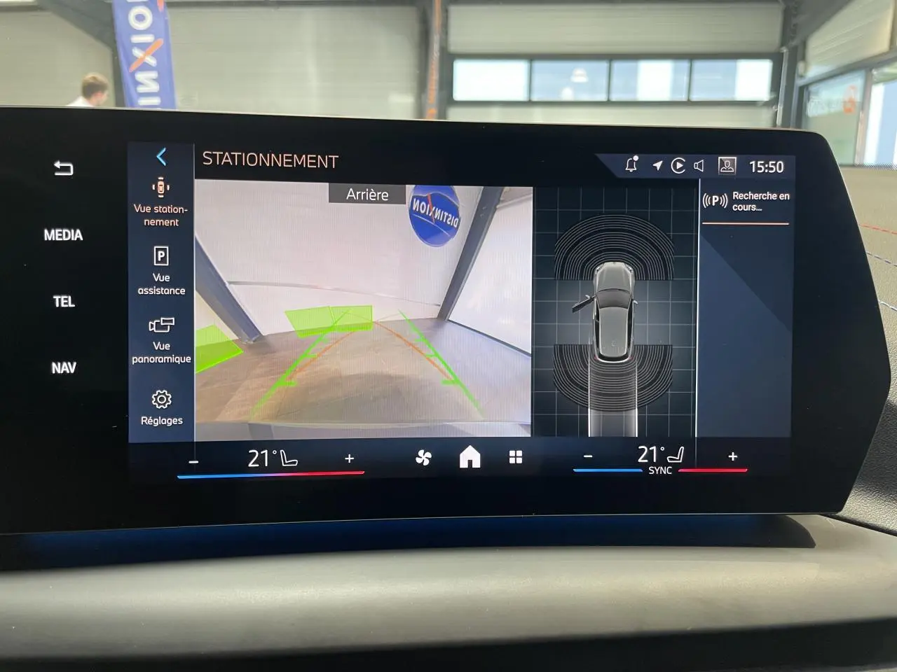 Écran de la caméra de recul et vue 360° du tableau de bord d'une BMW Série 1 grise, version 120d M Sport 2025.