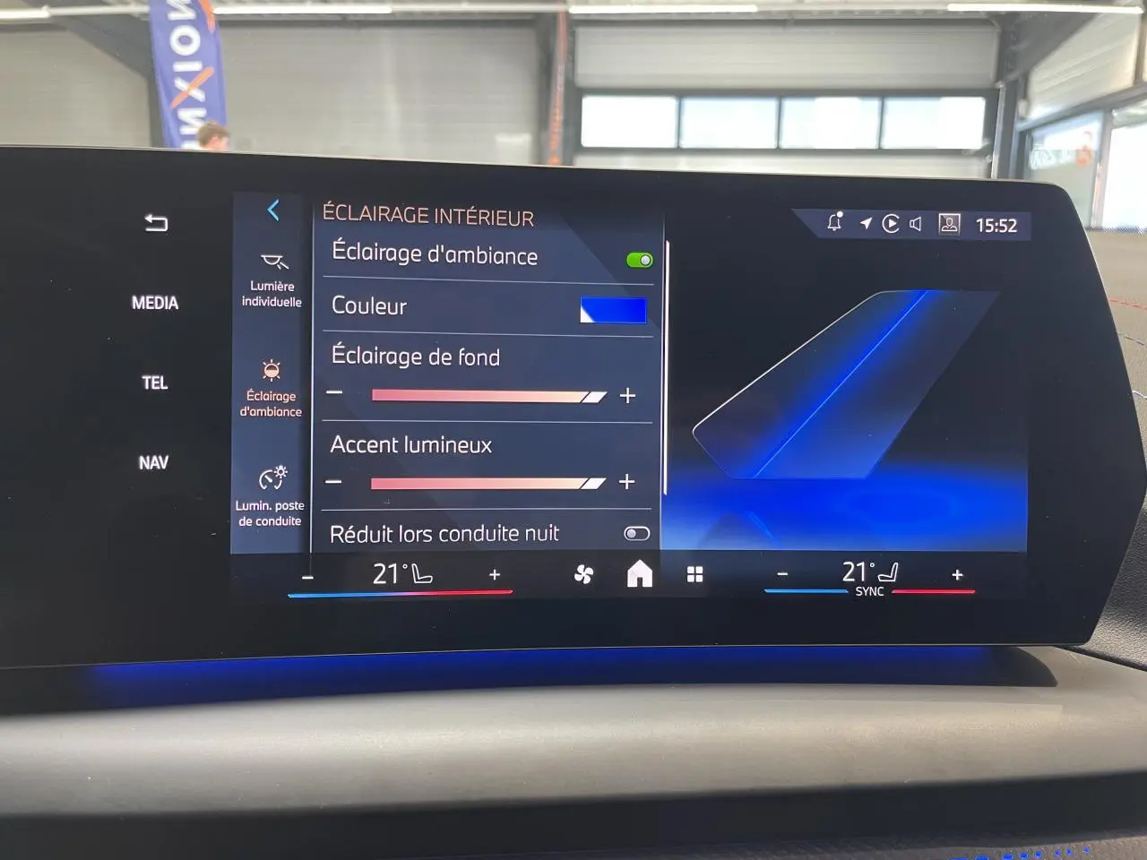 Écran tactile intérieur de la BMW Série 1 120d M Sport 2025 montrant les réglages d’éclairage d’ambiance en bleu.