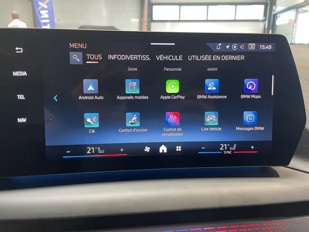 Écran tactile central de la BMW Série 1 120d M Sport 2025 affichant le menu multimédia et climatisation.
