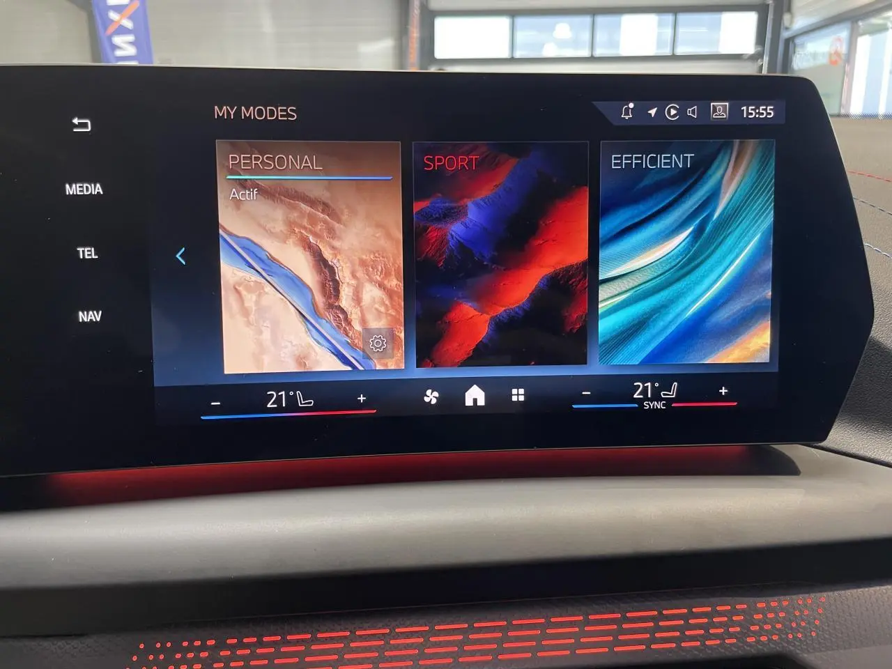 Écran tactile intérieur de BMW Série 1 120d M Sport 2025 affichant les modes de conduite Personal, Sport et Efficient.