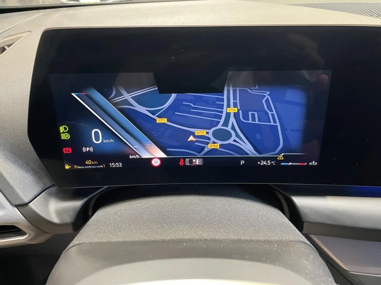 Vue rapprochée du tableau de bord numérique gris de la BMW Série 1 120d M Sport 2025 avec affichage de navigation.