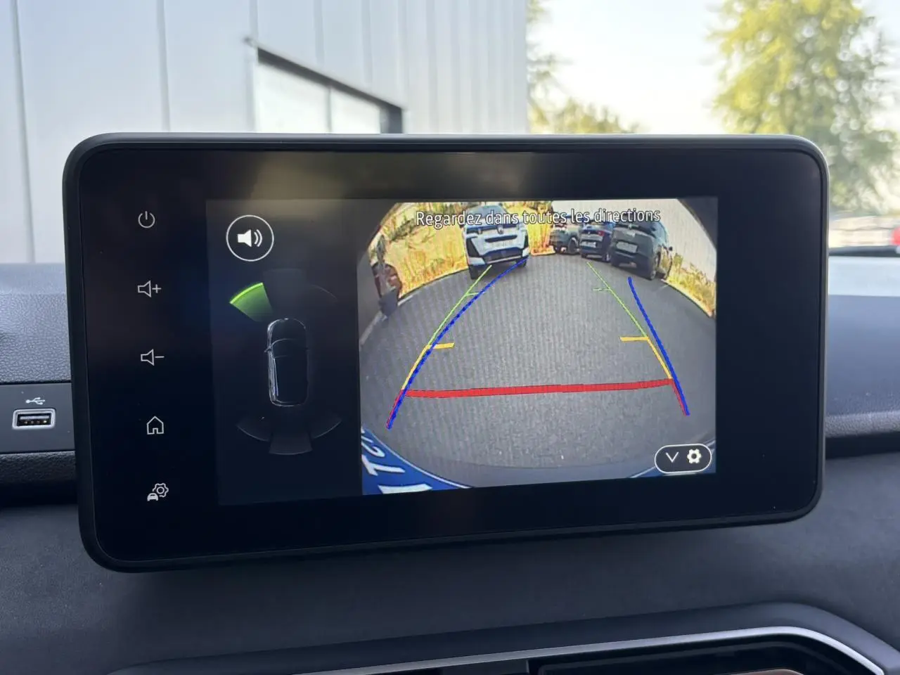 Écran tactile de la Dacia Sandero Stepway 2025 montrant la caméra de recul avec vue arrière du parking.