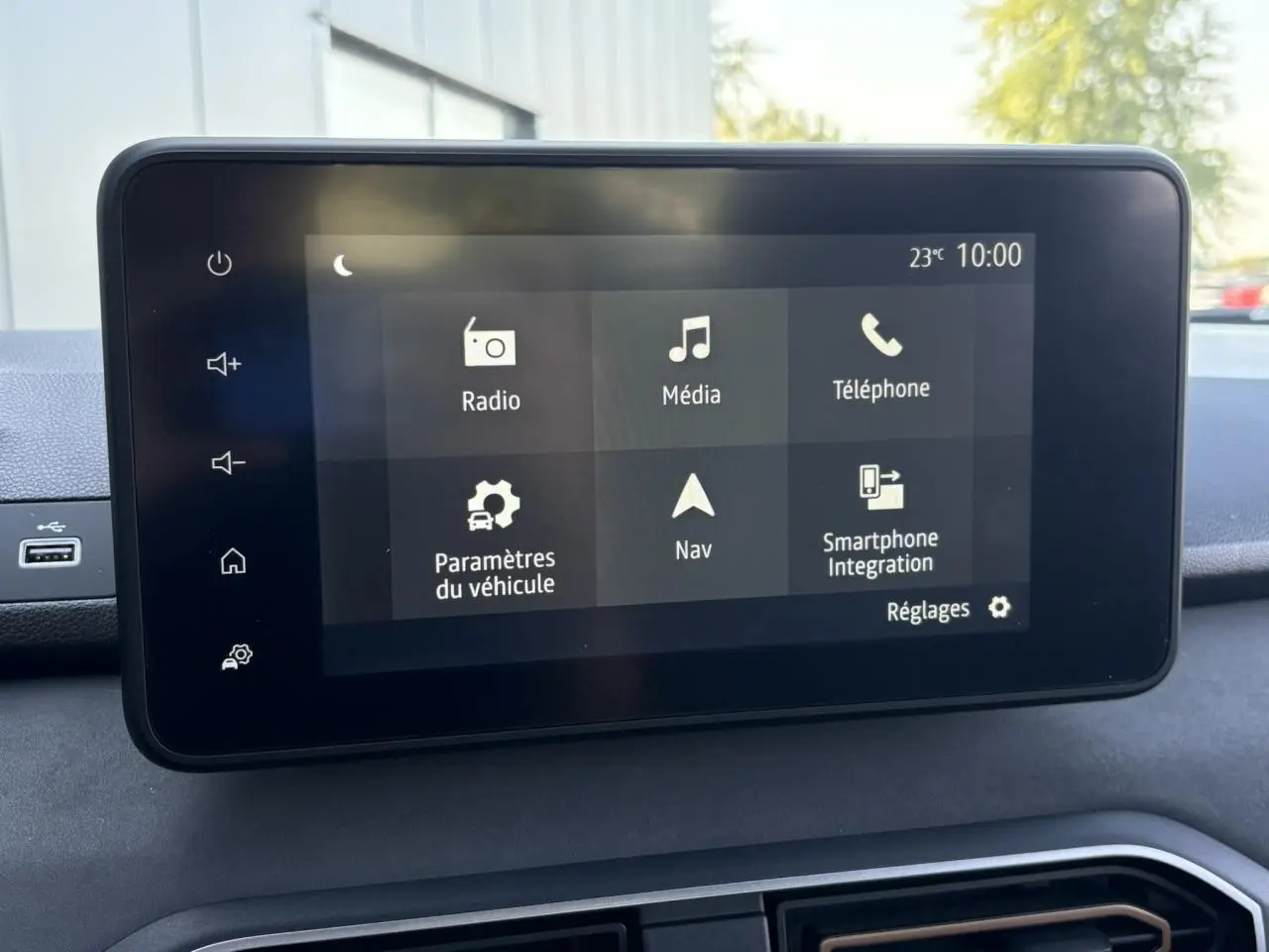 Écran tactile 8 pouces du système Media NAV de la Dacia Sandero Stepway Eco-G 2025, vue frontale intérieure.