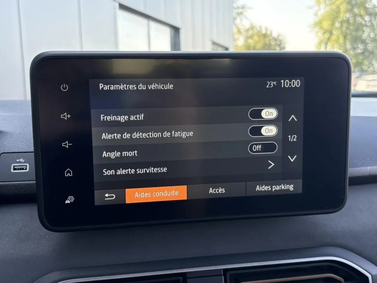 Écran tactile central de la Dacia Sandero Stepway 2025 affichant les paramètres d’aides à la conduite.