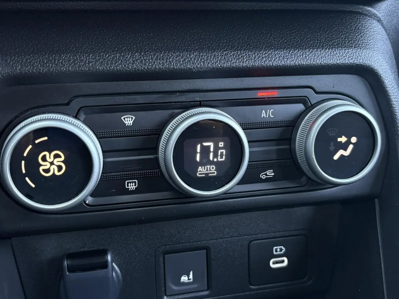 Gros plan sur les commandes de climatisation automatique de la Dacia Sandero Stepway Eco-G 2025, avec affichage numérique à 17,8°C.