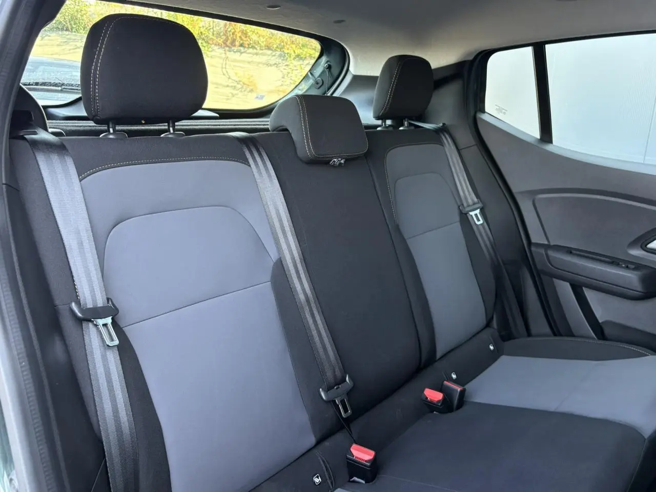 Vue intérieure de la banquette arrière en tissu gris et noir de la Dacia Sandero Stepway 2025, côté droit.
