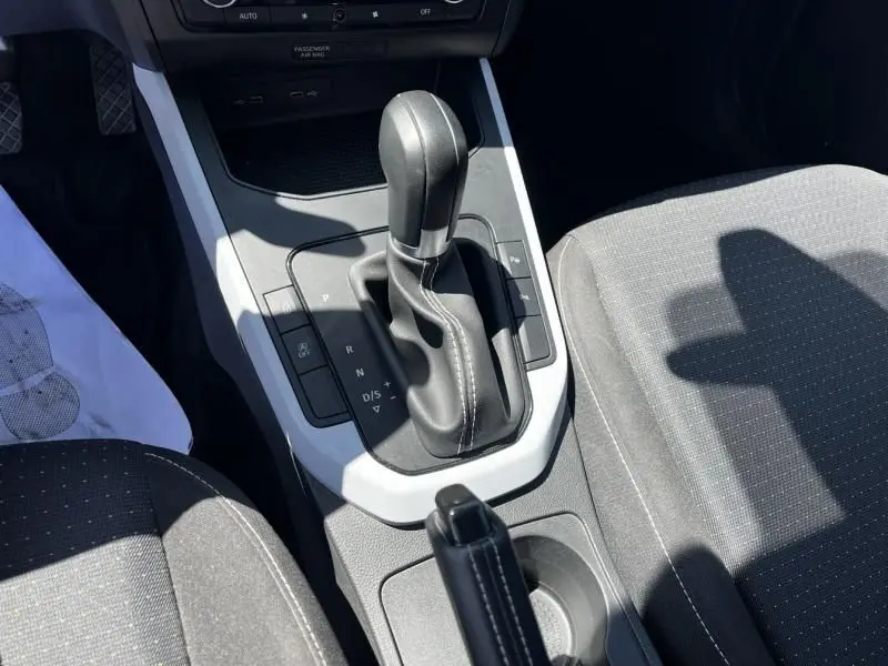 Vue rapprochée de la console centrale du SEAT Arona blanc 2024, mettant en valeur le levier de vitesse automatique DSG7.