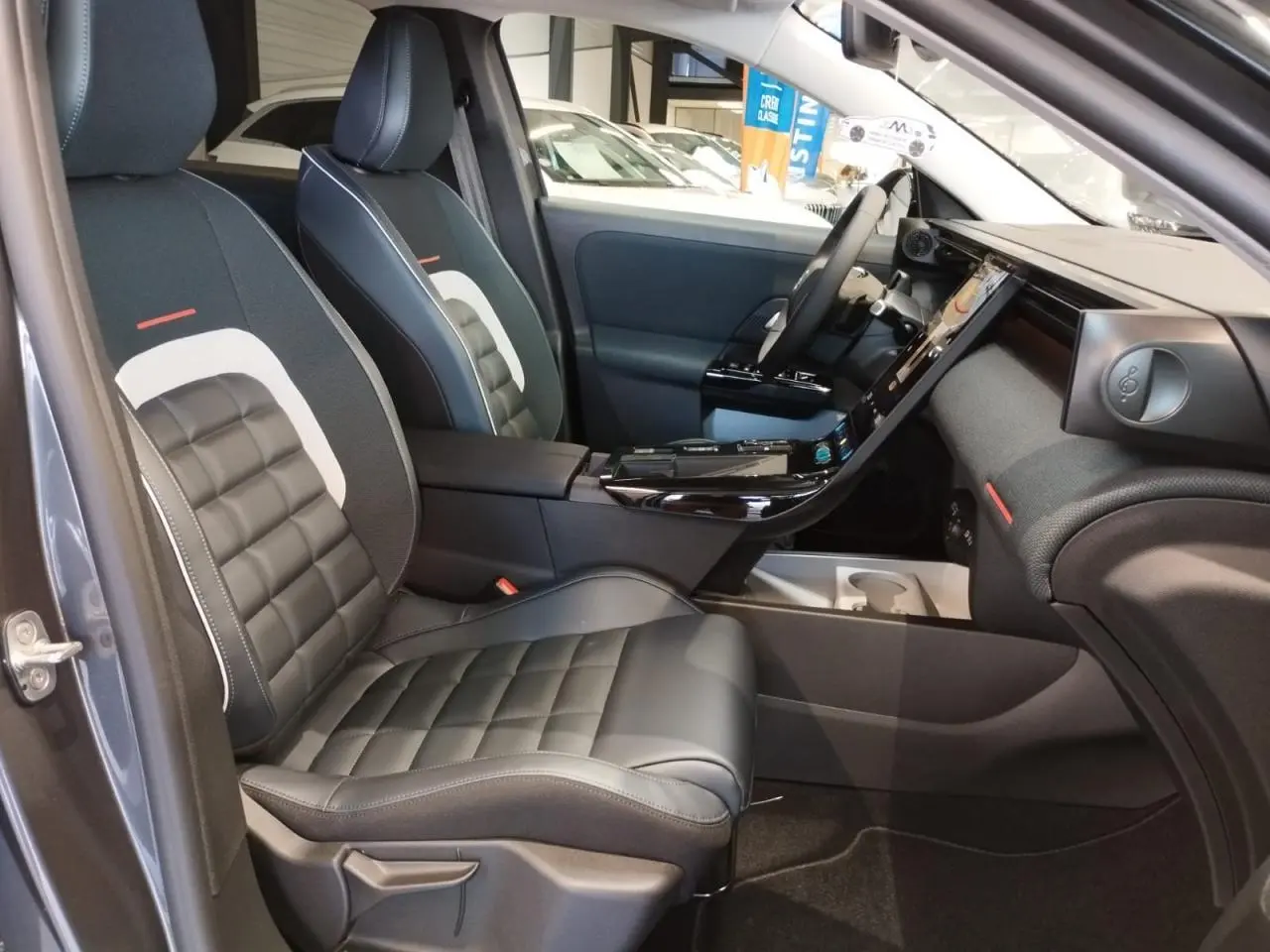 Vue intérieure côté conducteur du Citroën C5 Aircross gris platine, mettant en valeur les sièges en cuir noir et la console centrale moderne.