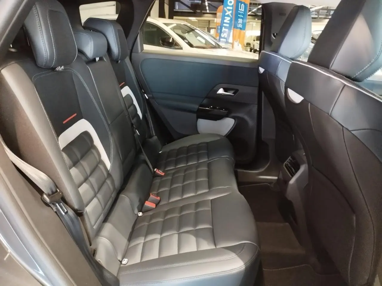 Vue intérieure côté droit des sièges arrière en cuir noir avec surpiqûres blanches et inserts gris du Citroën C5 Aircross 2026.