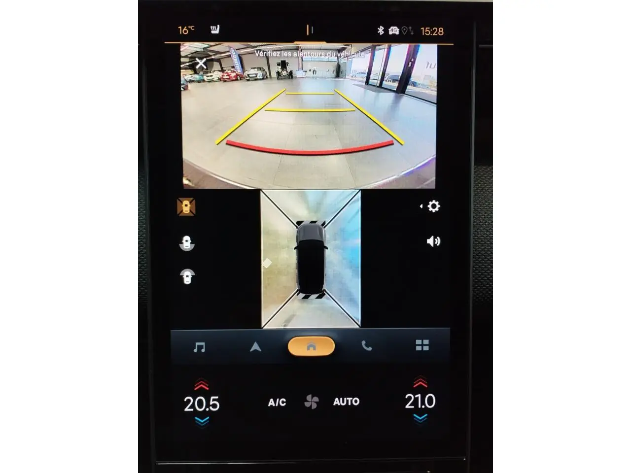 Écran central tactile montrant la caméra de recul et la vue 360° du Citroën C5 Aircross gris platine en intérieur.