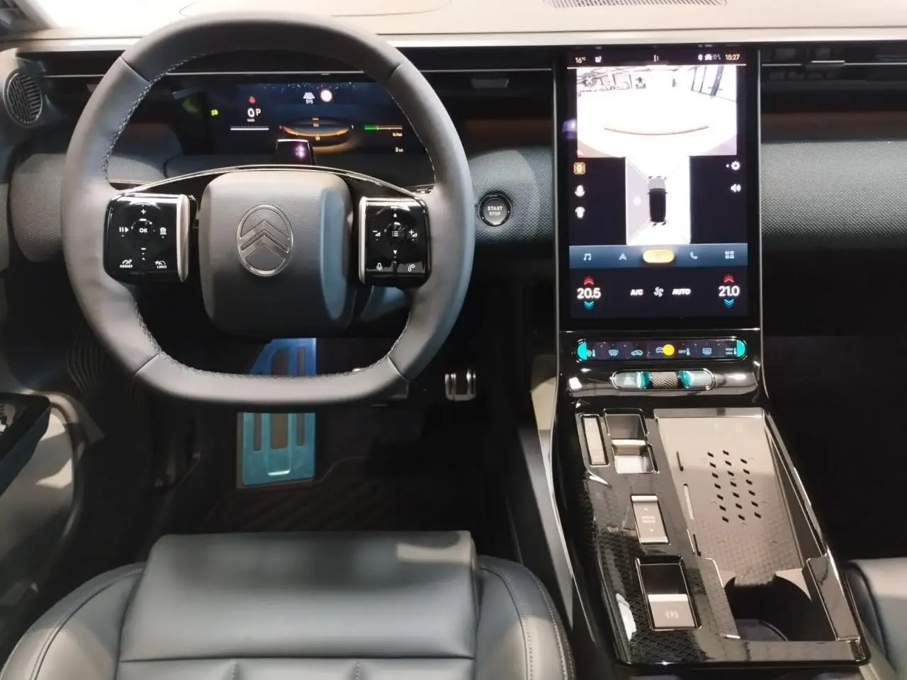 Vue intérieure du tableau de bord du Citroën C5 Aircross 2026, volant multifonctions et écran tactile vertical.