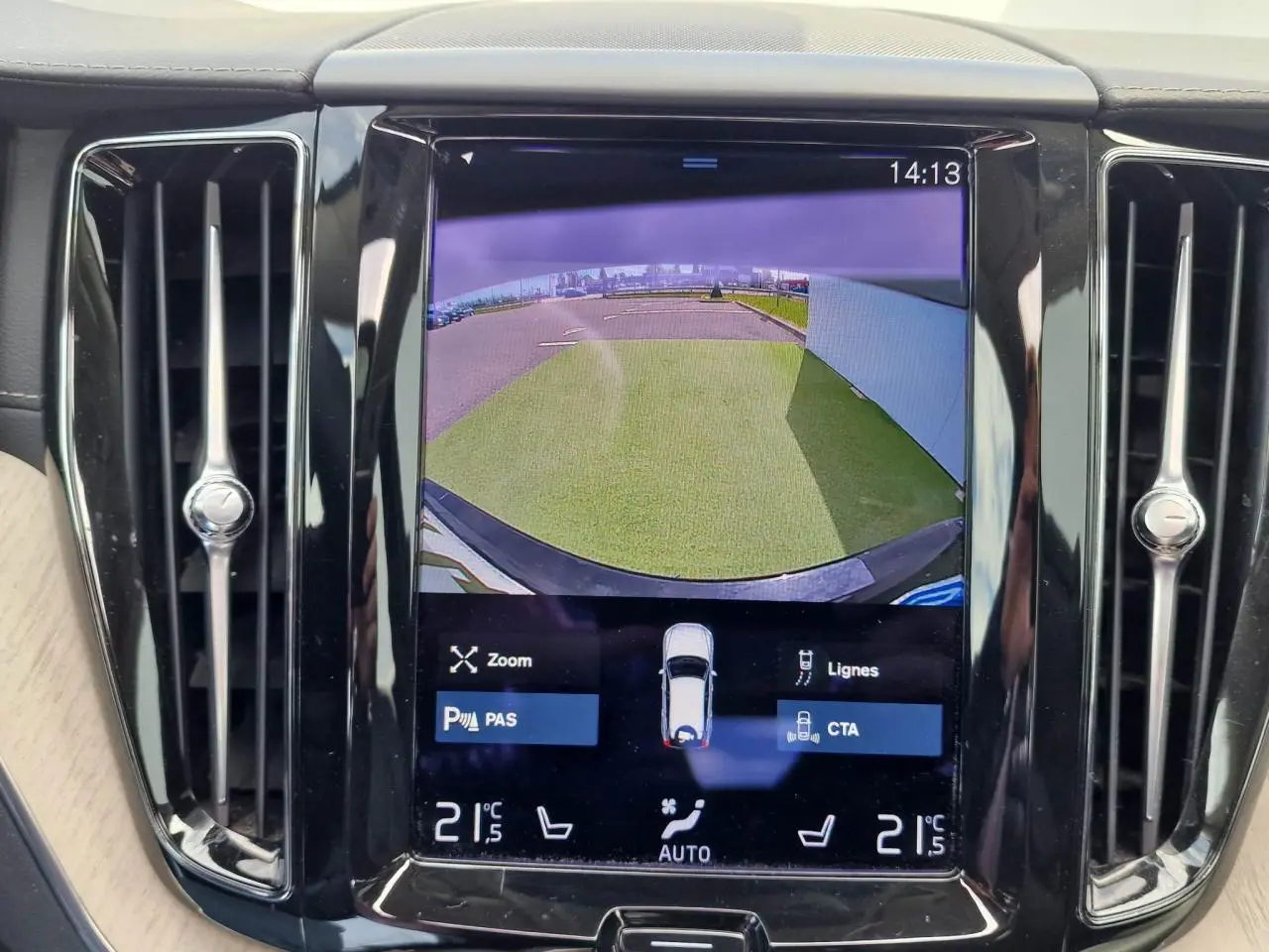 Écran tactile central du Volvo XC60 II noir affichant la caméra de recul et les commandes de stationnement assisté