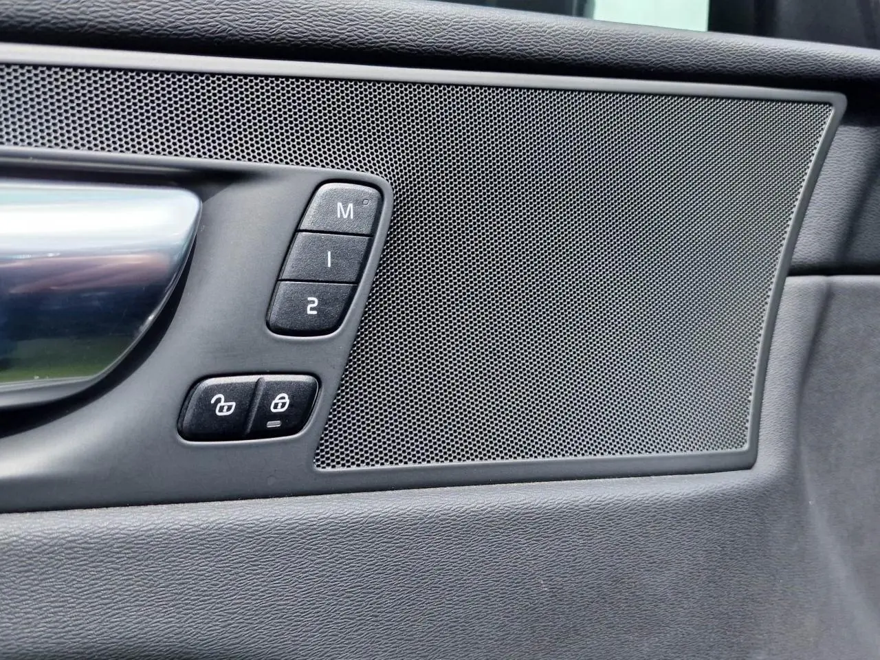 Détail de la porte avant gauche du Volvo XC60 noir 2021 avec commandes mémoire sièges et verrouillage.