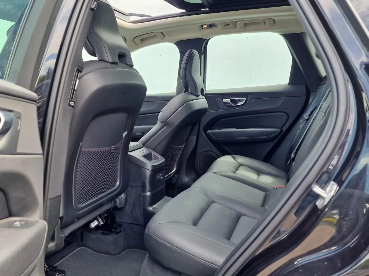Vue intérieure côté droit des sièges arrière en cuir noir du Volvo XC60 II Recharge T6 340 Inscription Luxe 2021.
