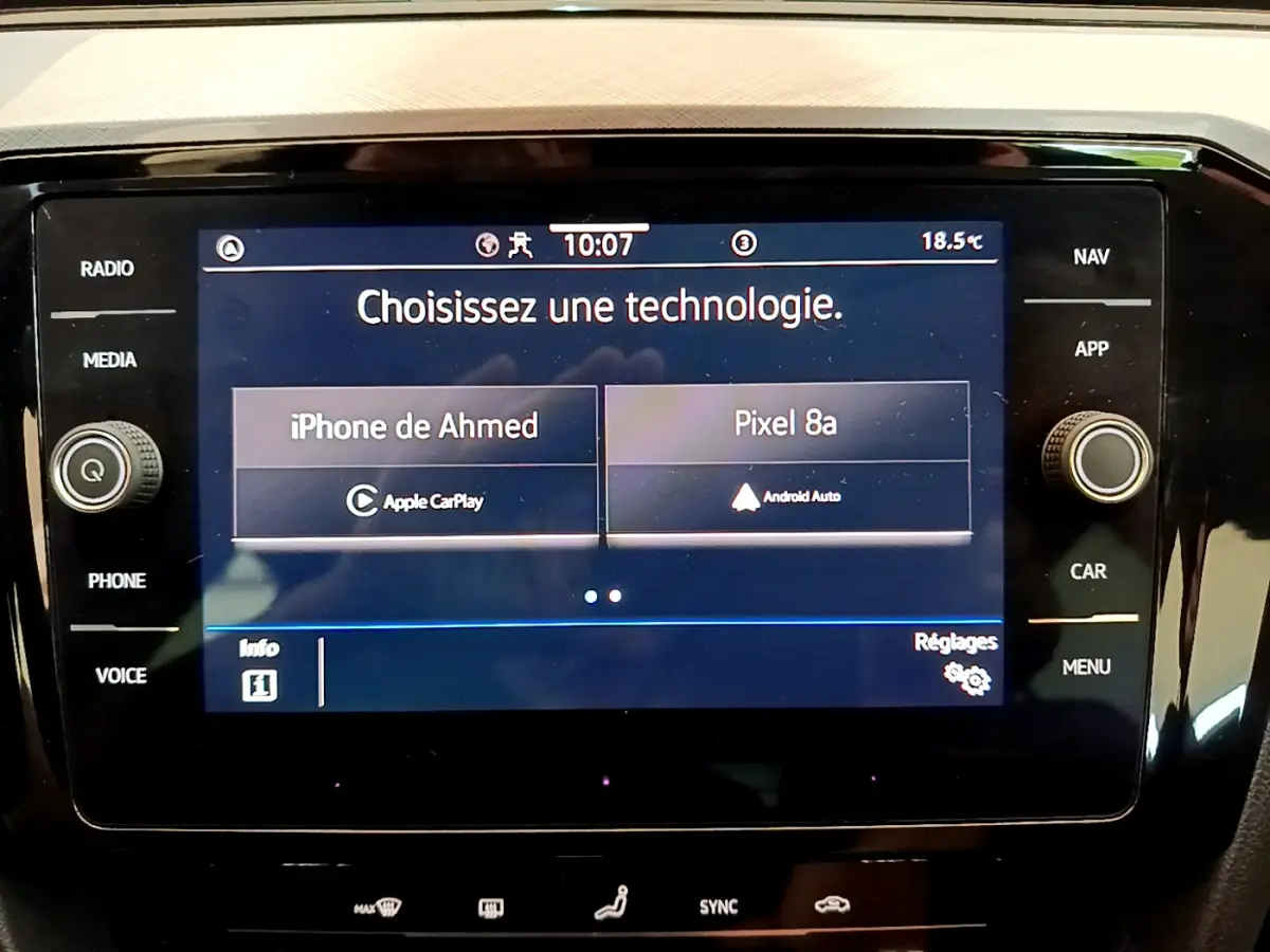 Écran tactile central de la Volkswagen Passat gris foncé, affichant le choix entre Apple CarPlay et Android Auto.