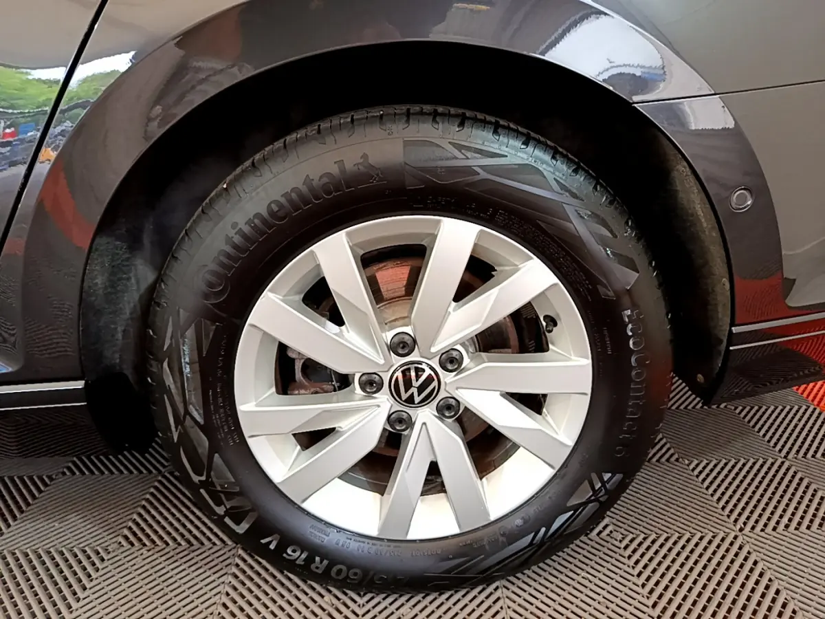 Gros plan sur la roue avant droite gris foncé d'une Volkswagen Passat 2.0 TDI avec jante alliage et pneu Continental.