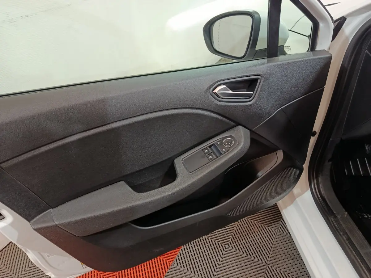 Intérieur de la porte avant gauche noire de la Renault Clio Business TCe 90 blanche vue de profil ouvert.