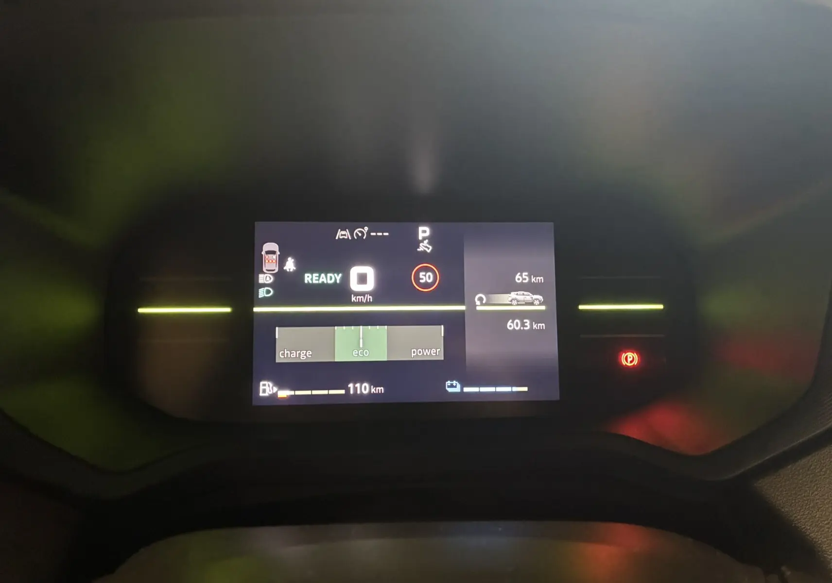 Tableau de bord numérique du Dacia Duster 1.6 Hybrid 140 Journey 2025, affichant vitesse, autonomie et mode éco.