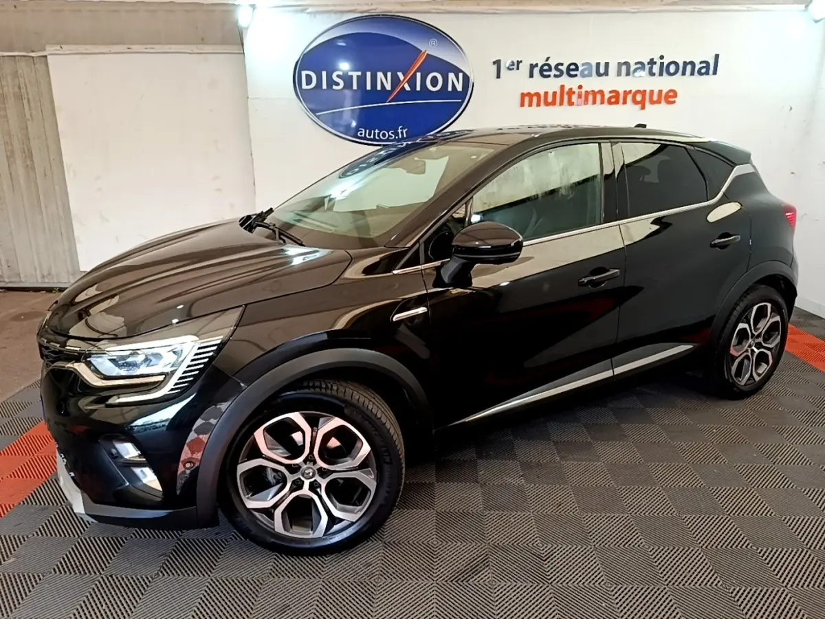 Renault Captur Business noir, vue 3/4 avant droit, avec jantes alliage et feux LED distinctifs.