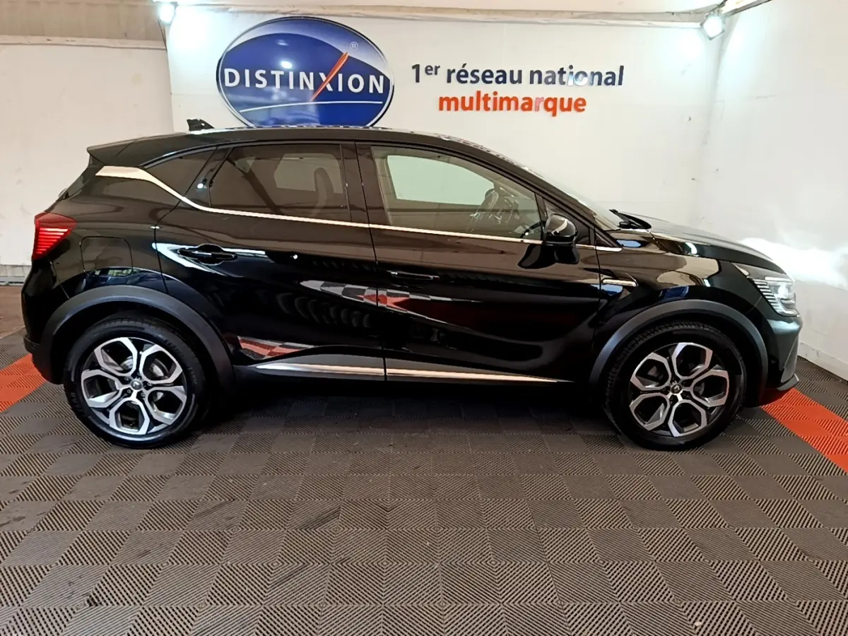 Renault Captur Business noir vue de profil côté gauche, avec jantes alliage et lignes de caisse marquées.