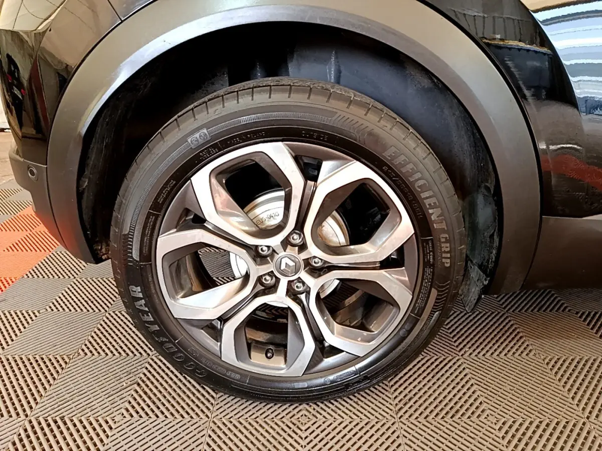 Gros plan sur l'aile arrière droite noire d'un Renault Captur 2021 avec passage de roue et partie de la roue visible.