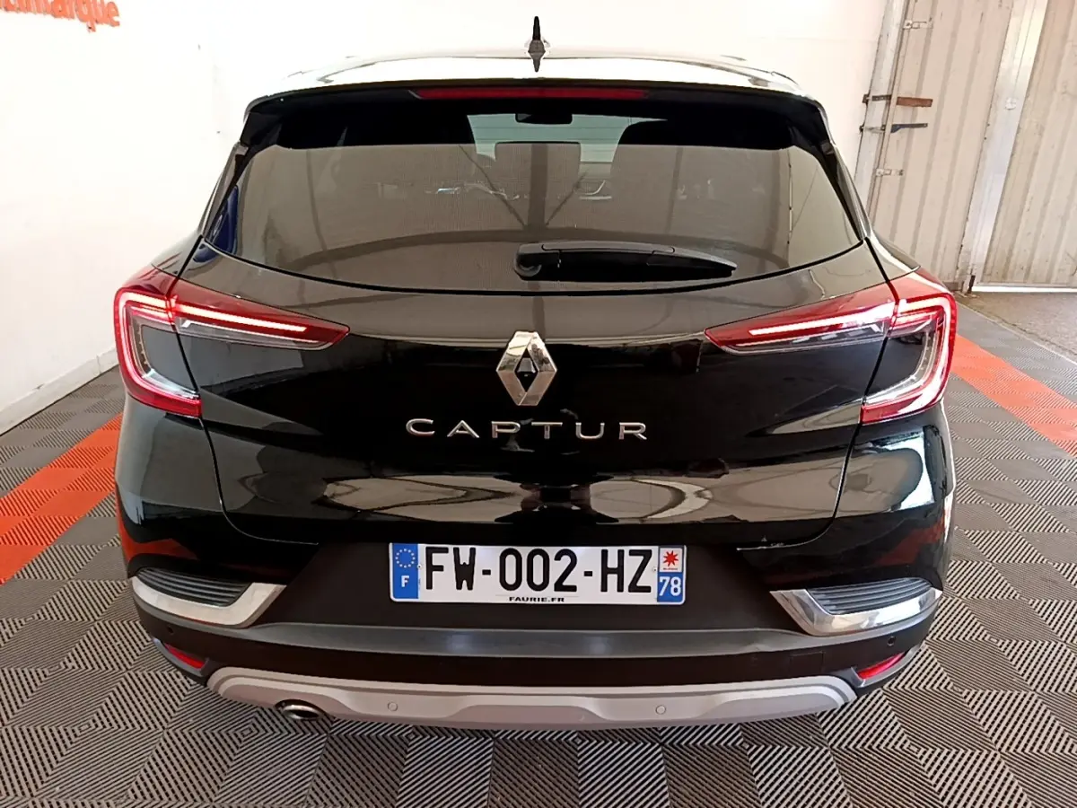 Vue arrière du Renault Captur noir 2021 avec feux LED caractéristiques et plaque d'immatriculation française visible