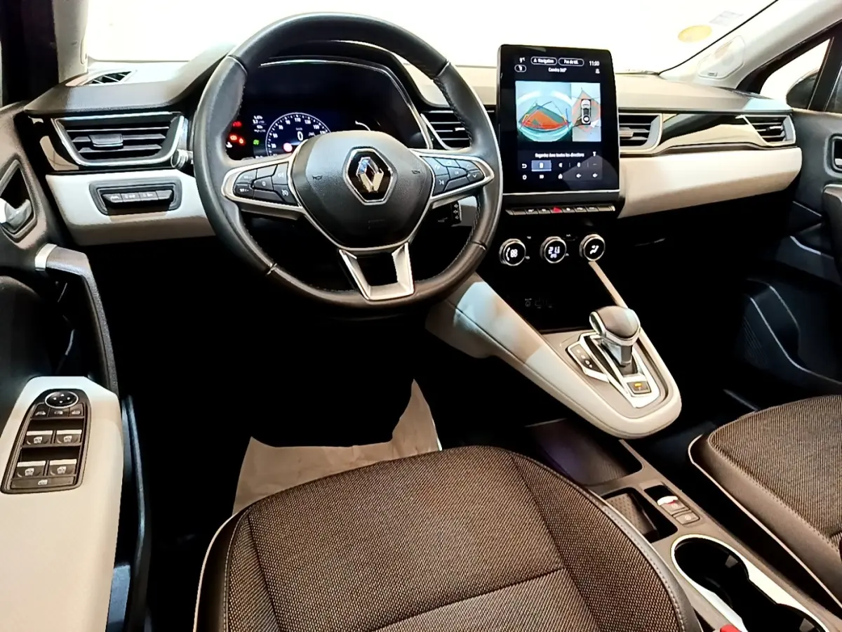 Vue intérieure du tableau de bord et volant noir de la Renault Captur Business 2021 avec écran tactile central vertical.