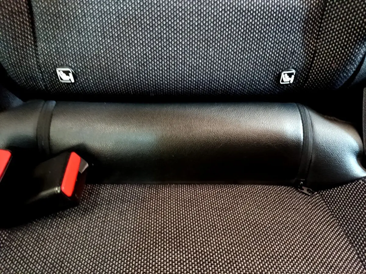 Gros plan sur la banquette arrière noire du Renault Captur 2021 avec ceintures de sécurité et fixation Isofix visibles.