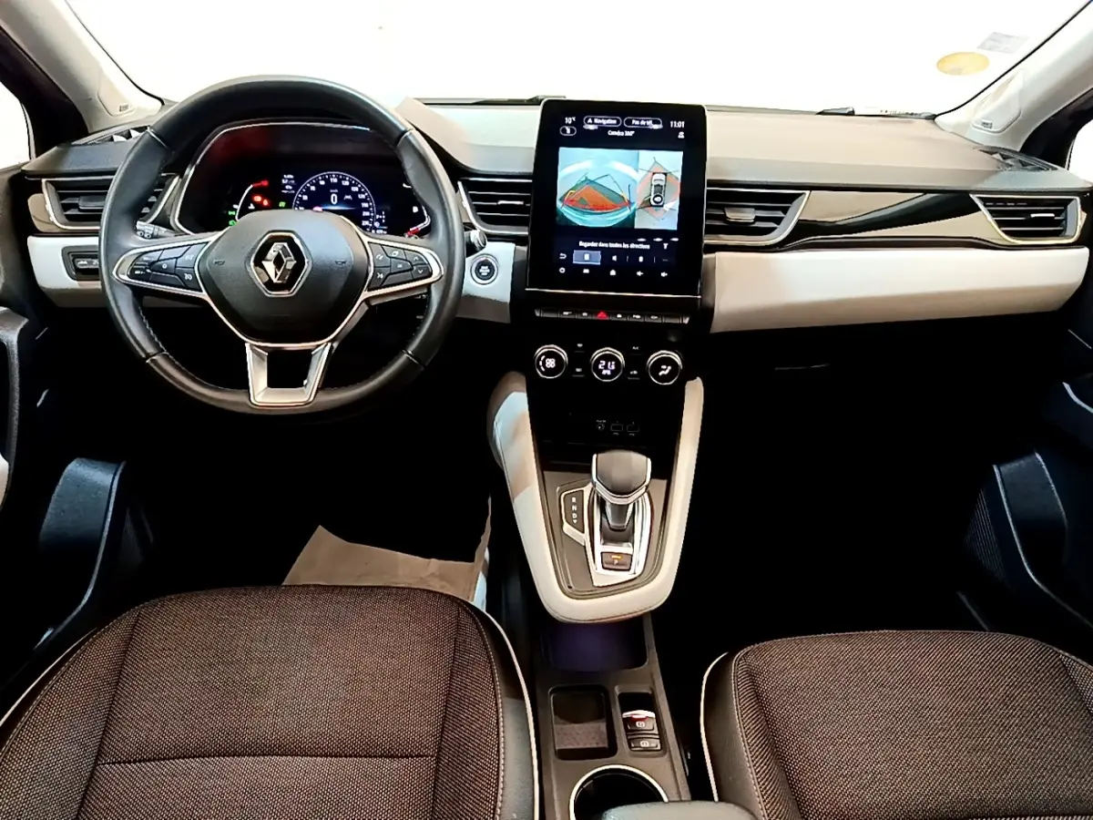 Vue intérieure avant du Renault Captur Business Blue dCi 115 EDC 2021, tableau de bord noir avec écran tactile vertical et volant multifonctions.