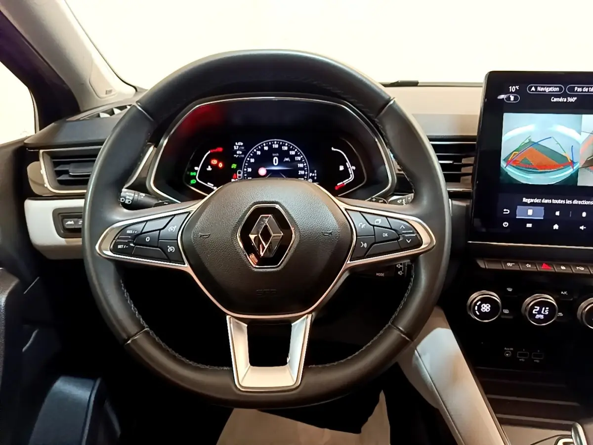 Vue rapprochée du volant multifonctions noir et du tableau de bord digital du Renault Captur Business 2021.