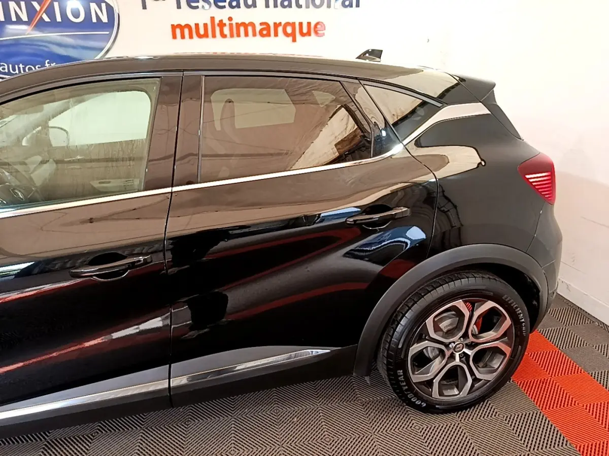 Profil côté droit du Renault Captur Business noir, mettant en valeur les lignes fluides et les poignées de porte intégrées.