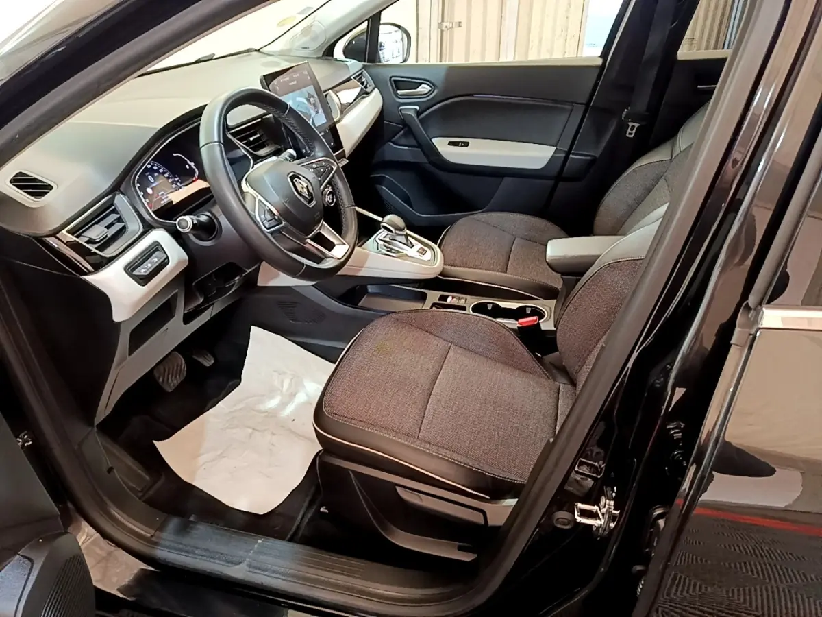 Intérieur avant droit du Renault Captur Business noir 2021, volant multifonctions et écran tactile central visible.