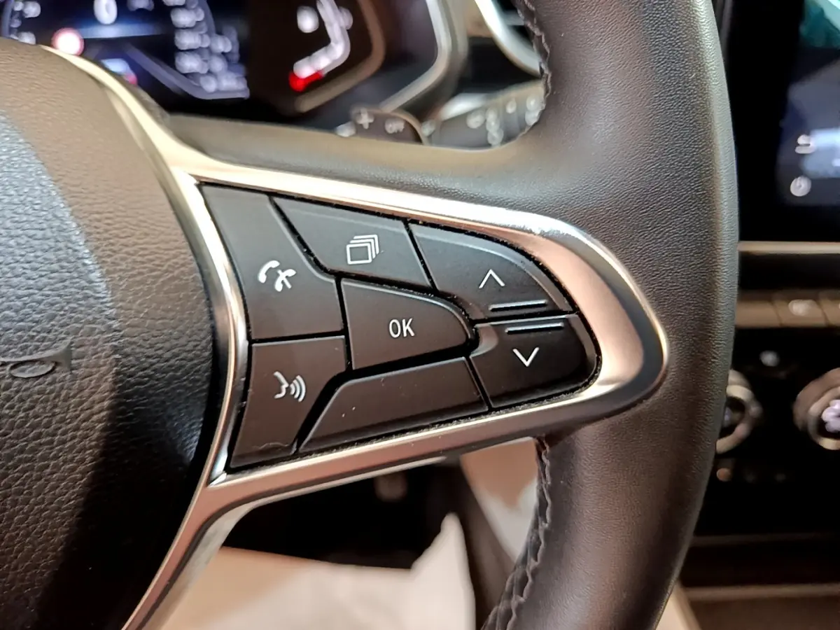 Gros plan sur les commandes multifonctions noires à droite du volant cuir noir du Renault Captur Business 2021.