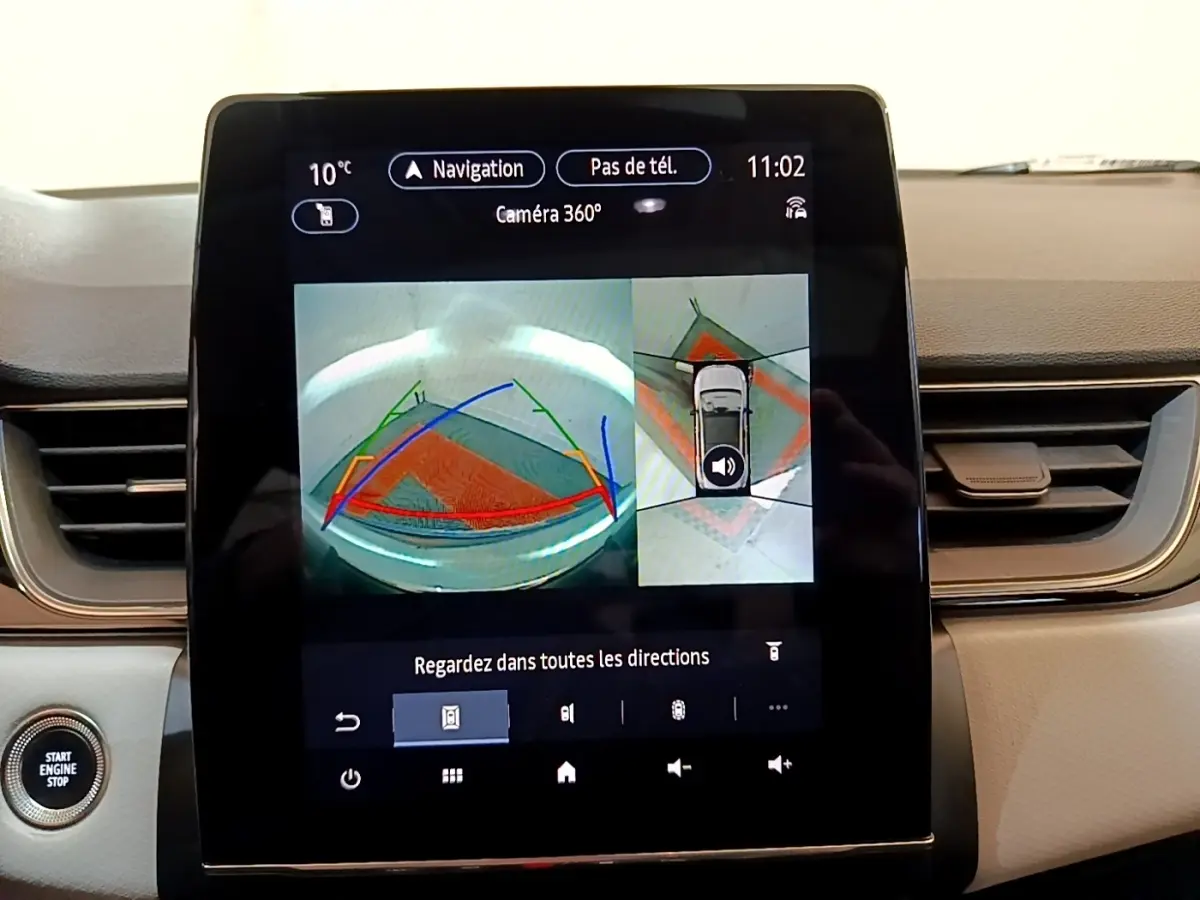 Écran tactile central du tableau de bord du Renault Captur Business noir, affichant la caméra 360° en vue arrière.