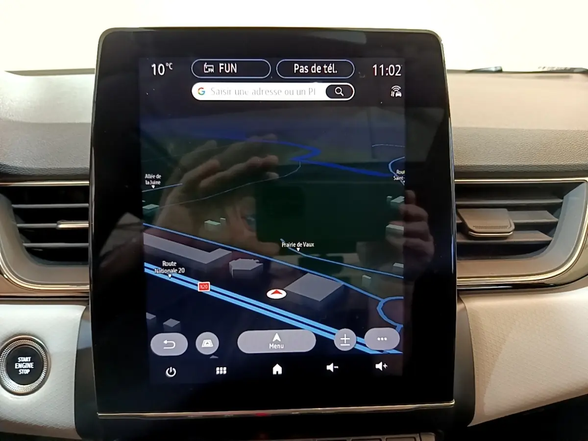 Écran tactile central du tableau de bord du Renault Captur noir 2021 affichant la navigation 3D en intérieur.