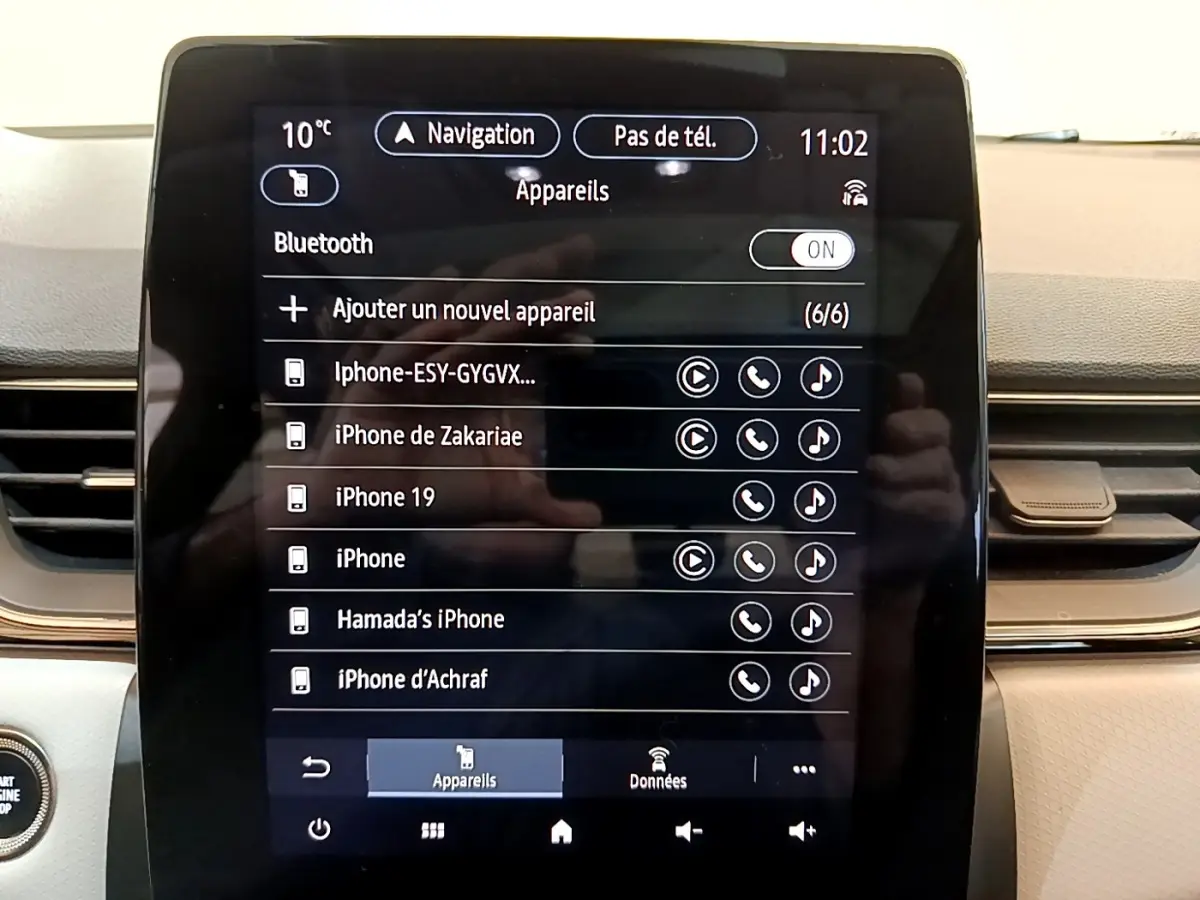 Écran tactile central du tableau de bord du Renault Captur Business noir, affichant la connexion Bluetooth et la liste des appareils.