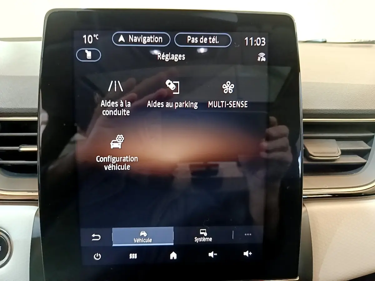 Écran tactile central du tableau de bord du Renault Captur Business noir, affichant les réglages d’aides à la conduite.