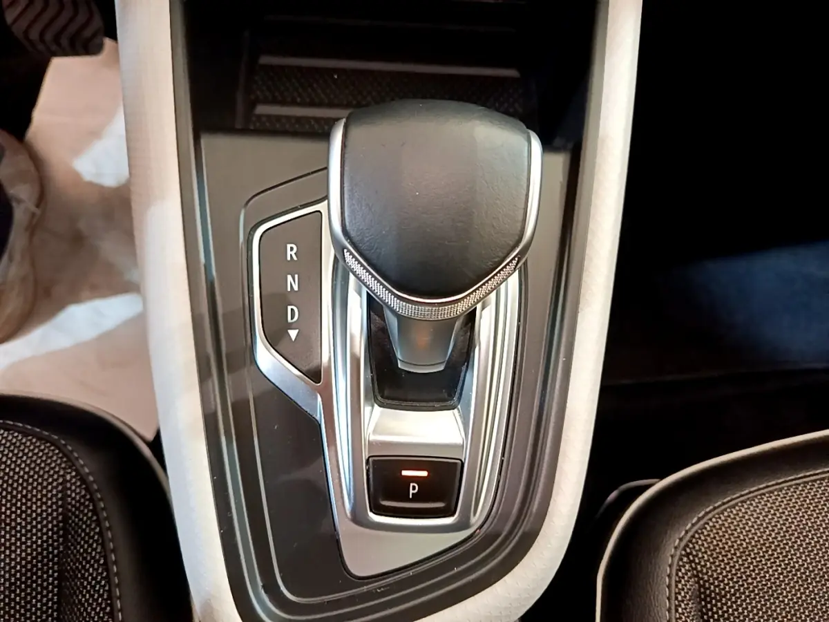 Le levier de vitesses automatique noir et chrome du Renault Captur Business, vue plongeante sur la console centrale.