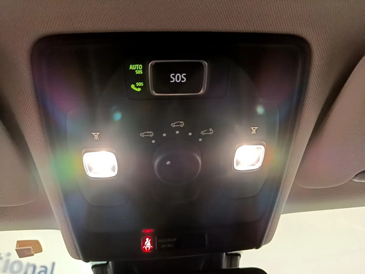 Vue intérieure du plafonnier noir du Renault Captur 2021 avec éclairage de lecture et bouton SOS allumé.