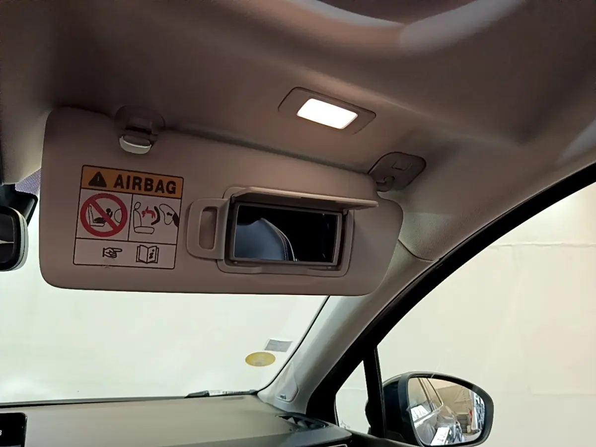 Détail du pare-soleil côté conducteur avec miroir ouvert et éclairage intérieur dans un Renault Captur noir 2021.