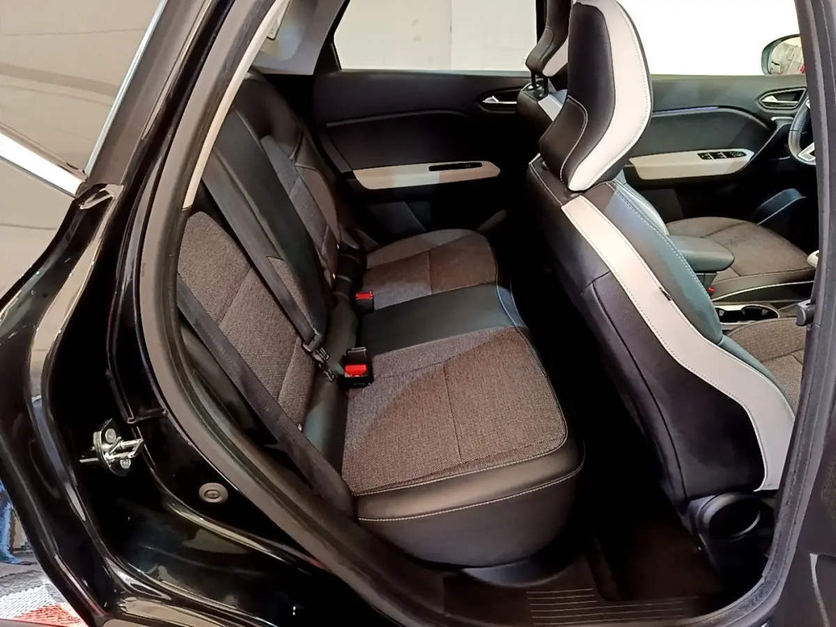 Vue intérieure côté gauche montrant la banquette arrière et siège avant du Renault Captur Business noir 2021.