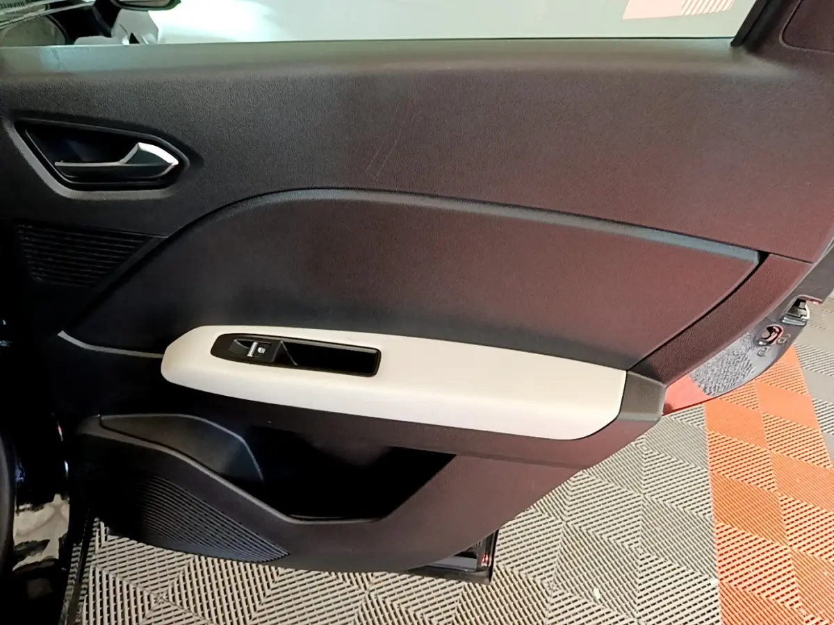 Vue intérieure du panneau de porte avant gauche noir et beige du Renault Captur Business 2021 avec commande de vitre électrique.