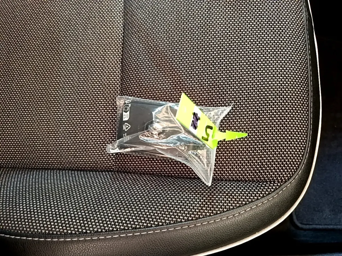 Gros plan sur la sellerie noire texturée du siège avant droit du Renault Captur Business 2021 avec surpiqûres claires.