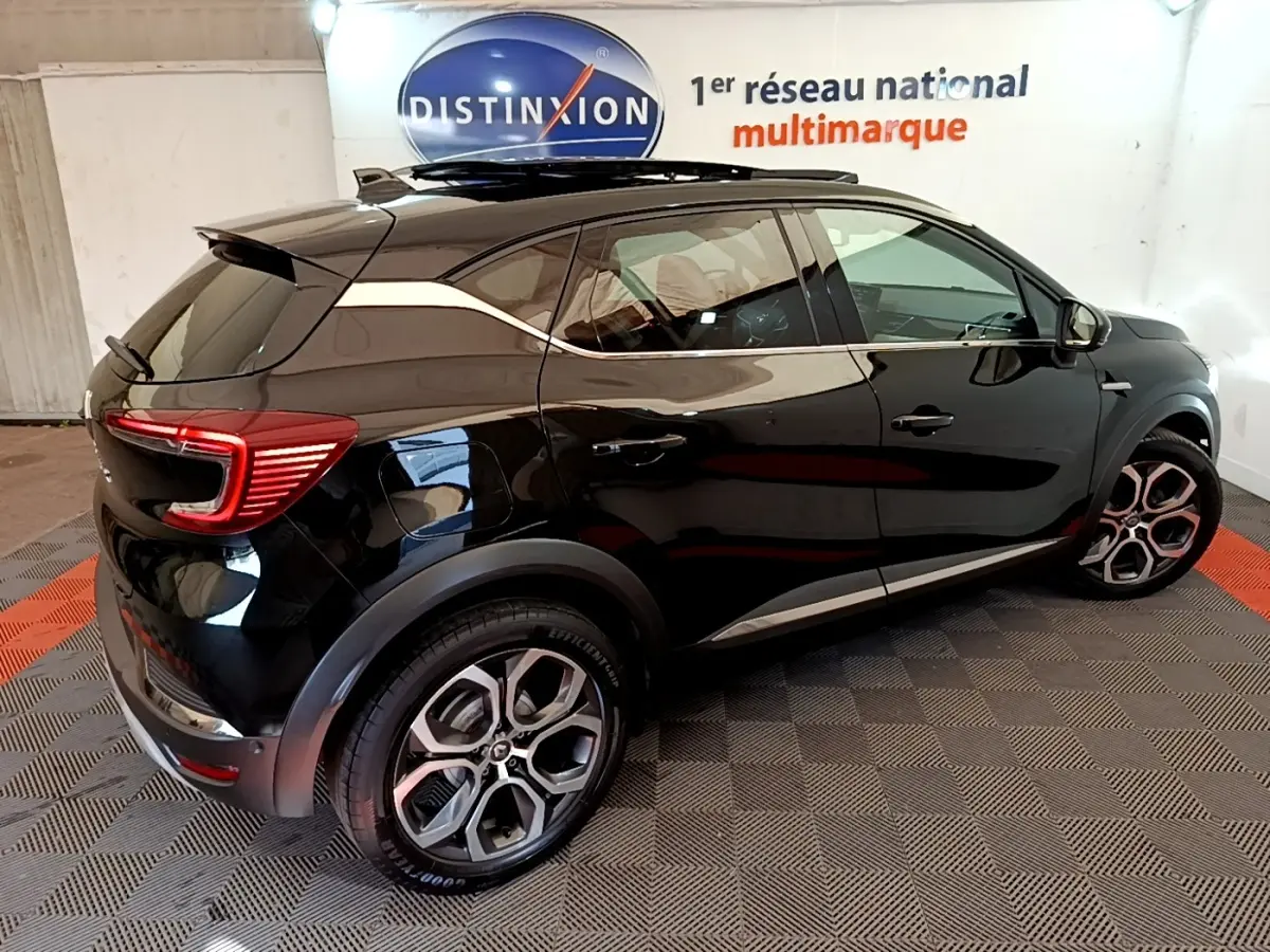 Vue 3/4 arrière droite du Renault Captur Business noir, avec jantes alliage et feux arrière LED distinctifs.